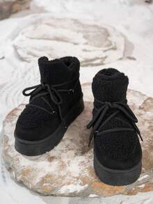 Damskie, modne na zimę 2025, brytyjskie, platformowe, rekreacyjne śniegowce z okrągłym noskiem. Cholewka wykonana z imitacji futra, a wnętrze z wełny jagnięcej. Kolor czarny, beżowy i karmelowy zapewnia ciepło i wygodę. Damskie, wysokiej klasy, lekkie, antypoślizgowe buty robocze do pracy na świeżym powietrzu. Damskie, sznurowane buty do domu, które utrzymują ciepło. Damskie, smukłe, uniwersalne, podwyższone śniegowce dla studentek na Halloween. Świąteczne, czarne buty Uggs.