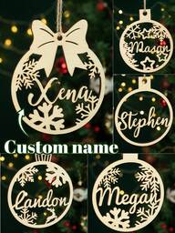 LICVIC Decorações de Natal personalizadas com nome, decorações personalizadas para árvores de Natal, enfeites de Natal personalizados, presentes de Natal personalizáveis, placa redonda de madeira, enfeites faça você mesmo, Natal, decorações de festa, decoração de sala de estar, interior, exterior, jardim, decoração de quarto, meninos, meninas, mãe, pai, família, multifuncional, durável, ornamental, reutilizável, requintado, elegante, de alta qualidade, colorido, moderno, personalizado, único, presentes ideais para ele, presentes ideais para ela, namorado, pai, namorada, mãe, família, amigos, sala de chá, casa, jardim, escritório, para aniversários, para o dia dos namorados, para o dia das mães, para aniversários, para o dia dos pais, para formatura, para casamentos, para inauguração de casa, suprimentos de decoração personalizados para casa