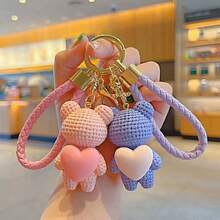 1 pieza Llavero de oso de peluche con forma de corazón rosa de resina, creativo para damas. Llavero de carro de dibujos animados delicado y lindo, colgante de bolso para uso diario o regalo de pareja, accesorios de Halloween, Día del Maestro