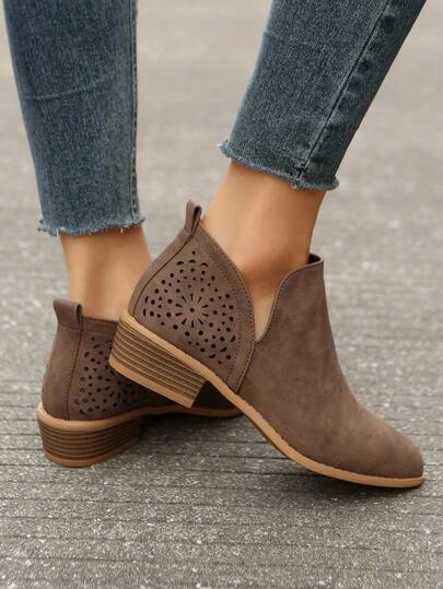 Botines elegantes marrones perfectos para mujeres que combinan con ropa de otoño, con puntera hueca y tacón grueso