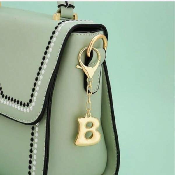 1 قطعة سلسلة مفاتيح معدنية بشكل 26 حرف إنجليزي أبجدي، مناسبة لتزيين الحقائب، هدية رائعة لموسم العودة إلى المدرسة