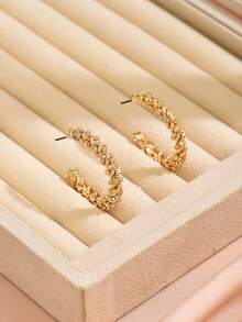 1 Pair European And American Vintage Style Minimalist Asymmetrical Twist C-Shaped Copper Hoop Earrings, Suitable For Party And Daily Wear - Yellow Gold - View 2