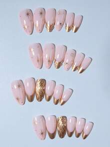 24片长杏仁金色3D凝胶美甲贴纸，提升您的时尚品味！这款法式杏仁美甲贴纸套装饰有星星水钻，完美贴合您的指甲形状，采用亚克力材质制成。套装包含：1片果冻胶和1把指甲锉。这款法式杏仁美甲贴纸适合女性和女孩日常工作、节日、派对及各种场合。美甲用品 - 金色 - 查看 4