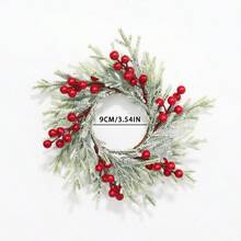 1 pièce Couronne de décoration de fleurs de simulation de neige, de fruits rouges, de pin et de cyprès pour Noël. Couronne de simulation d'aiguilles de pin blanc givré, petites fleurs, décoration de scène de fête