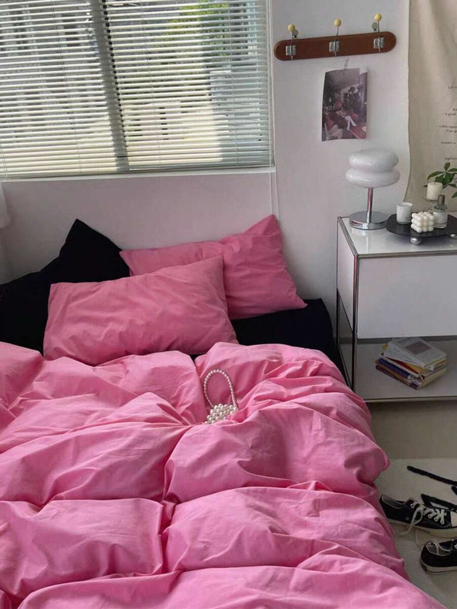 北欧风纯色蜜桃红三件套床上用品，含2个枕套和1个被套，舒适透气，四季皆宜。