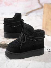 Damskie, modne na zimę 2025, brytyjskie, platformowe, rekreacyjne śniegowce z okrągłym noskiem. Cholewka wykonana z imitacji futra, a wnętrze z wełny jagnięcej. Kolor czarny, beżowy i karmelowy zapewnia ciepło i wygodę. Damskie, wysokiej klasy, lekkie, antypoślizgowe buty robocze do pracy na świeżym powietrzu. Damskie, sznurowane buty do domu, które utrzymują ciepło. Damskie, smukłe, uniwersalne, podwyższone śniegowce dla studentek na Halloween. Świąteczne, czarne buty Uggs.