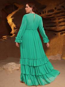 فستان بأكمام طويلة وياقة على شكل حرف V مع كشكشة متدفقة. مثالي لعشاء الأزياء الرسمية، حفلات الشركات الفاخرة، حفلات الخيرية الراقية، حفلات الزفاف الفاخرة، والمناسبات المسائية الحصرية