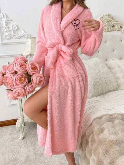 Robe de chambre en polaire pour femme avec broderie en forme de cœur, design à manches longues, avec poches brodées en forme de cœur, robe rose corail douce et confortable, idéale pour le spa, la maison ou en cadeau - vêtements de nuit et de détente pour l'hiver, peignoir pour femme, pyjama élégant, tissu peluche de haute qualité, design à manches longues, convient pour les activités d'automne/hiver à la maison et à l'extérieur.