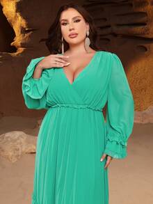 فستان بأكمام طويلة وياقة على شكل حرف V مع كشكشة متدفقة. مثالي لعشاء الأزياء الرسمية، حفلات الشركات الفاخرة، حفلات الخيرية الراقية، حفلات الزفاف الفاخرة، والمناسبات المسائية الحصرية