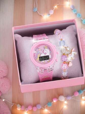 两件套时尚优雅、浪漫经典的独角兽女表，数字显示，方形电子表盘，适合女生佩戴。附赠一套首饰手链。适合学生佩戴。适合返校、聚会、旅行等日常生活场合。非常适合作为朋友礼物、生日礼物、毕业季礼物。是送给女生的完美礼物，适合圣诞节和万圣节。