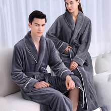 Un halat de baie de dimensiuni mari, potrivit atât pentru bărbați, cât și pentru femei, potrivit pentru purtare iarna, primăvara și toamna. Fără bor, este disponibil în două culori: gri și roz. Este un halat de baie confecționat din flanel gros și este potrivit pentru utilizare în băi și dormitoare. Poate fi purtat ca rochie sau pijama în timpul dușului și este, de asemenea, potrivit pentru cupluri sau familii, pentru a fi folosit ca halat de baie.