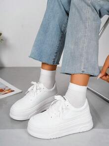 Calçado Esportivo Feminino de Outono/Inverno com Salto Anabela e Sola Grossa, Tênis Casuais Brancos com Cadarço, Respiráveis e com Aumento de Altura para a Primavera, Visual Simples, porém Elegante, Sapatos Estudantis Brancos