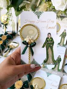 Gương cầm tay bằng nhựa kiểu cổ điển, nhỏ gọn và có thể gấp lại, món quà lý tưởng cho phụ kiện chụp ảnh cưới. Chiếc gương mini cầm tay một mặt kiểu châu Âu cổ điển dày dặn, chất lượng cao này có độ bóng kim loại, được trang trí bằng nơ ren và những bông hoa khô nhỏ, cùng với tay cầm hình nơ, thích hợp làm quà lưu niệm cưới hoặc quà chúc phúc. - Nhiều màu - Xem 2