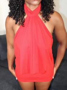 Steph T Enges Minikleid mit hohem Kragen, rückenfreiem Design und Raffungen - Rot - Übersicht 6