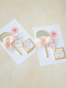 Gương cầm tay bằng nhựa kiểu cổ điển, nhỏ gọn và có thể gấp lại, món quà lý tưởng cho phụ kiện chụp ảnh cưới. Chiếc gương mini cầm tay một mặt kiểu châu Âu cổ điển dày dặn, chất lượng cao này có độ bóng kim loại, được trang trí bằng nơ ren và những bông hoa khô nhỏ, cùng với tay cầm hình nơ, thích hợp làm quà lưu niệm cưới hoặc quà chúc phúc. - Nhiều màu - Xem 10