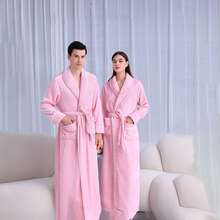 Un halat de baie de dimensiuni mari, potrivit atât pentru bărbați, cât și pentru femei, potrivit pentru purtare iarna, primăvara și toamna. Fără bor, este disponibil în două culori: gri și roz. Este un halat de baie confecționat din flanel gros și este potrivit pentru utilizare în băi și dormitoare. Poate fi purtat ca rochie sau pijama în timpul dușului și este, de asemenea, potrivit pentru cupluri sau familii, pentru a fi folosit ca halat de baie.