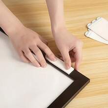 12 pares (24 piezas) de tiras para colgar cuadros sin taladrar - Ganchos de pared adhesivos doble cara, aptos para marcos y obras de arte, cinta adhesiva resistente al agua sin dejar rastro, juego de colgado de cuadros de alta resistencia, tiras para colgar cuadros sin taladrar, cinta adhesiva de doble cara para montar en la pared, apta para marcos - sin daños, resistente al agua, fácil de instalar y quitar, perfecta para la decoración del hogar