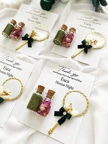 手持式塑料金色镜子,高品质复古欧式单面便携迷你镜,带有金属光泽,饰以蕾丝蝴蝶结和迷你干花,配有蝴蝶结手柄。是婚礼纪念品、祝福礼物、圣诞礼物、化妆镜、旅行镜、露营镜以及赠送同事和学生的理想之选。愿上帝通过这面镜子赐予您幸福和喜悦。(内含粘性胶带) - 彩色 - 查看 7