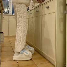 XIXITIAO 1 para całkowicie zakrytych płaskich kapci z muszką i królikiem, ciepłe buty ciążowe, grube, miękkie, płaskie kapcie z głową królika na zimę, buty ciążowe do domu, puszyste, płaskie kapcie z uszami królika dla kobiet na zimę - Biały - Zobacz 6