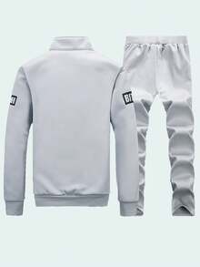 Chaqueta minimalista de manga larga y cuello alto para hombre, ideal para las cuatro estaciones. Prenda exterior con capucha y cremallera frontal. Conjunto deportivo suave y cómodo. Detalles estampados en los hombros y el pecho. Conjunto deportivo para hombre. - Gris - Ver 2