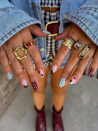 24 st ovala vita och röda nagelklistermärken för fransk manikyr, dekorerade med röda och vita stjärnor och prickar, passar perfekt till akrylnagelset, inkluderar 1 st gelégel och 1 st nagelfil, lämplig för vardagsbruk eller festbruk av tjejer