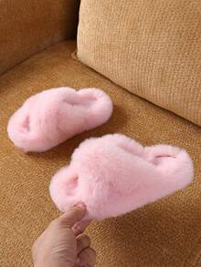 1 Pair Children's Fashionable Fluffy House Slippers, Warm And Comfortable Criss-Cross Slippers