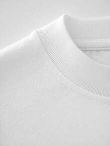 Herrschende Skelette und vermummte Gestalten, dunkle Symbole des Todes, des Mysteriums und der Bestattungsriten auf diesem schwarzen Rundhals-T-Shirt für Männer, ideal für einen lässig-schicken Look.