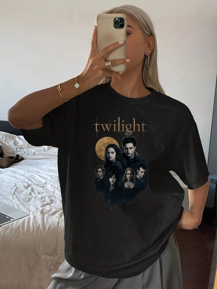 Twilight: Camiseta con estampado de la saga Crepúsculo, ideal para fans de la película. Camiseta oversized para damas en colores blanco y negro con estampados de letras, flores y anime. Diseño trendy combinado con elementos de estampado, estilo casual, con función de adelgazar, pieza básica y versátil, divertida y ideal para atuendo diario, vacaciones y looks callejeros.