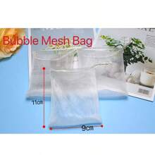 Una caja de jabón portátil e impermeable con 4 colores a elegir: negro, transparente, azul y rosa. Cuenta con una tapa sellada para almacenar jabón en el baño y es adecuada para usar en el baño, la decoración del hogar, la decoración de otoño, hoteles, la temporada de regreso a la escuela, campamentos, gimnasios, viajes, regalos de Navidad y Halloween.