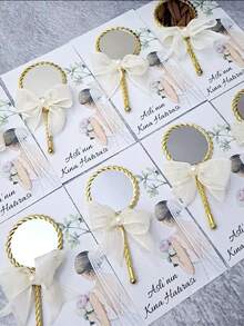 手持式塑料金色镜子,高品质复古欧式单面便携迷你镜,带有金属光泽,饰以蕾丝蝴蝶结和迷你干花,配有蝴蝶结手柄。是婚礼纪念品、祝福礼物、圣诞礼物、化妆镜、旅行镜、露营镜以及赠送同事和学生的理想之选。愿上帝通过这面镜子赐予您幸福和喜悦。(内含粘性胶带) - 彩色 - 查看 6