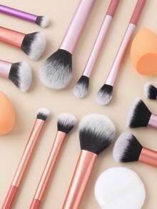 一套多功能化妆刷套装，包含散粉刷、腮红刷、粉底刷、眼影刷、晕染刷、轮廓刷，以及斜切化妆海绵、圆形化妆海绵和白色粉扑。化妆刷套装，化妆刷套装，化妆刷套装，全套化妆刷，化妆刷套装，全套化妆套装，化妆刷套装，化妆刷套装，化妆礼盒，套装，赠品，专业化妆刷，全套化妆刷 - 彩色 - 查看 5