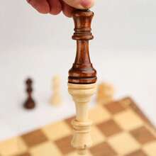 1 Juego de Ajedrez Internacional Plegable Hecho a Mano de Madera, Tablero de Ajedrez Artesanal con Espacio de Almacenamiento, Adecuado para Adultos Principiantes, Juego de Mesa 3 en 1 (Ajedrez, Damas, Damas) - Marrón - Ver 11