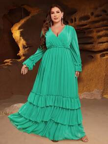 فستان بأكمام طويلة وياقة على شكل حرف V مع كشكشة متدفقة. مثالي لعشاء الأزياء الرسمية، حفلات الشركات الفاخرة، حفلات الخيرية الراقية، حفلات الزفاف الفاخرة، والمناسبات المسائية الحصرية