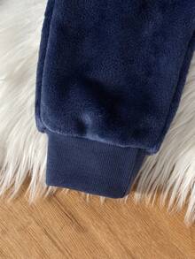 2 piezas Conjunto de pantalón y top de manga larga con cuello redondo y bordado de dibujos animados para niños, forro de franela, otoño/invierno