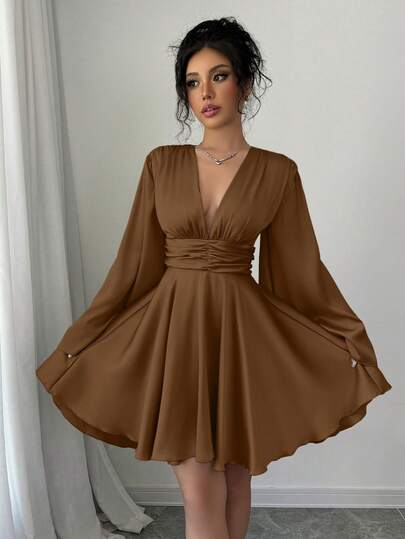 abyoxi 纯色V领长喇叭袖腰部褶皱荷叶边下摆缎面优雅派对连衣裙，适合婚礼、生日派对、返校季、秋冬季穿着。