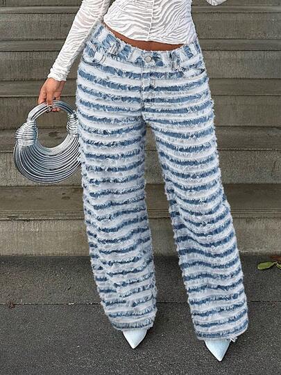 Jeans de mujer con lavado azul, parches de cuadros y dobladillo deshilachado, de moda y versátiles, adecuados para citas, uso casual en la oficina y uso diario