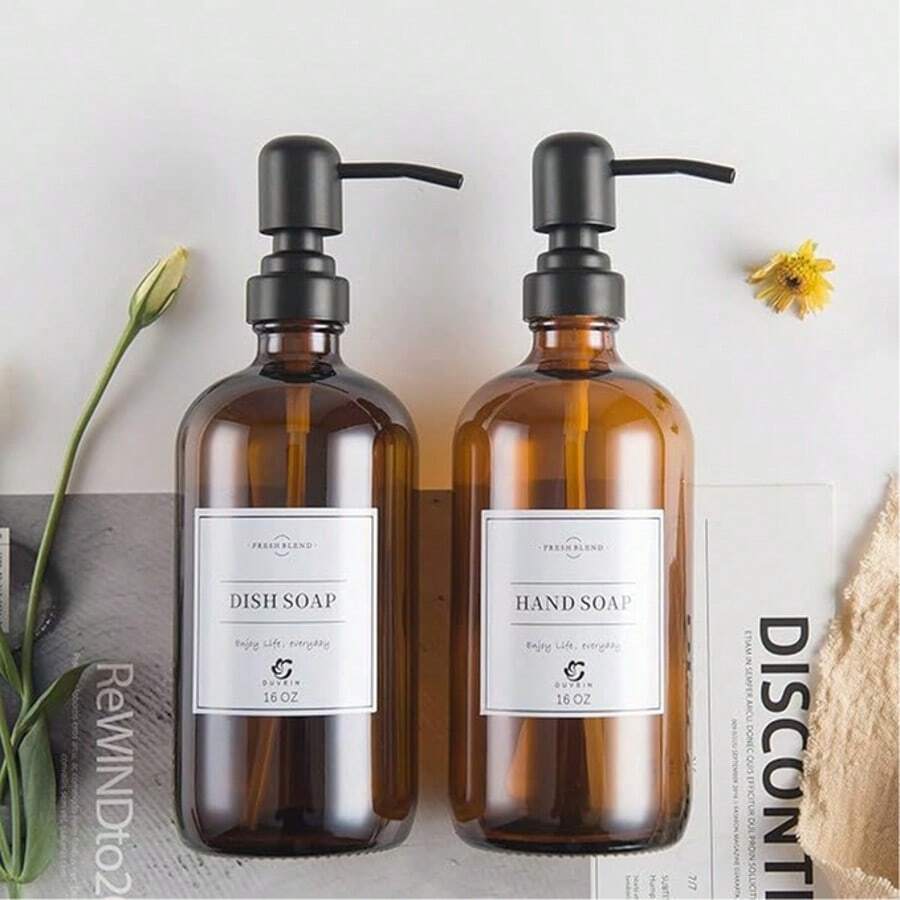 2个500毫升大容量玻璃可重复灌装瓶，适用于洗发水、沐浴露和洗手液。这些可重复灌装瓶适用于浴室，配有多种颜色的泵头。它们可用于存放洗手液、沐浴露和洗发水，也可作为浴室家居装饰配件。非常适合万圣节、感恩节、圣诞节和国庆节。