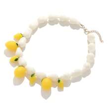 A Stylish And Fresh Handcrafted Necklace With Irregular Beads And A Lemon Pendant. This Sweet Handmade Fruit Clavicle Necklace Is Suitable For Girls To Wear Daily When Going Out. - 彩色 - 查看 5