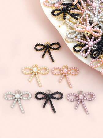 10 piezas de encantos de lazo con incrustaciones de perlas falsas, 3 colores de lazos huecos de aleación para collares, aretes, pasadores para el cabello, llaveros, decoraciones de estuches de teléfono - regalo ideal para parejas y amigos