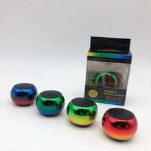 Mini bocina inalámbrica portátil con diseño compacto y moderno. Se conecta vía Bluetooth, ideal para escuchar música, ver videos o contestar llamadas con manos libres. Su tamaño pequeño permite llevarla fácilmente a cualquier lugar, ofreciendo sonido claro y práctico en todo momento. - AZUL Y VERDE - Ver 4