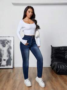 25秋冬新款高腰保暖牛仔裤，三粒扣腰部设计，高弹修身剪裁，打造纤细身形，是日常通勤和周末休闲的理想之选。 - 中等水洗藍 - 查看 8