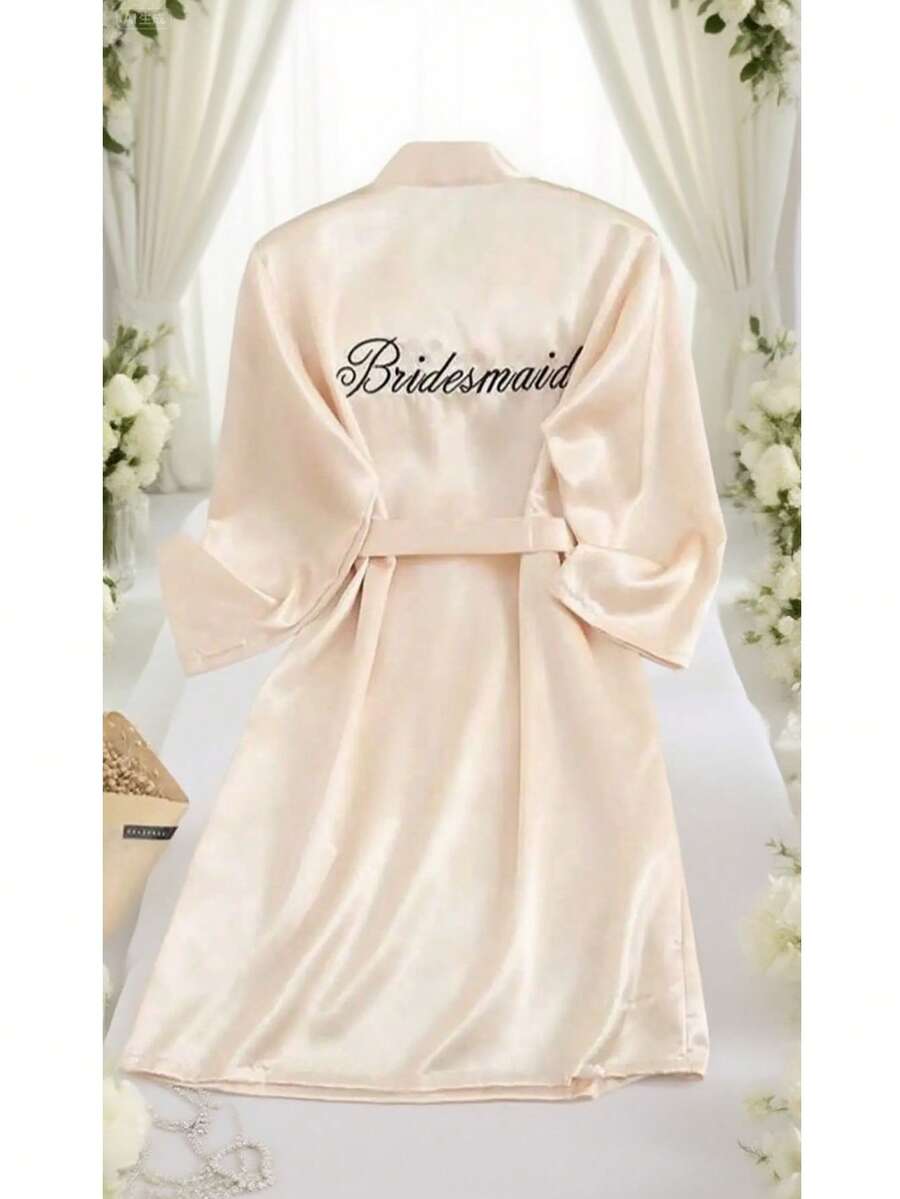 1 pièce Robe à lettre initiale de mariée et demoiselle d'honneur, tenue de préparation pour la fête nuptiale, accessoires pour cérémonie et réception de mariage. Pyjama de printemps/été pour demoiselle d'honneur, robe de mariée, meilleure amie. Peignoir de mariée brodé. Fournitures de mariage. Accessoires de fête de mariage en plein air. + 1 paire de pantoufles