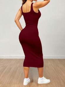 Vestido Midi Ajustado Sin Mangas Estilo Casual Chic.  Tela Elástica y Ligera. Abertura Trasera al Centro. - Burdeos - Ver 2