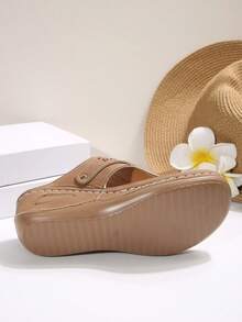 2026 New Style Women's Wedge Heel Flip-Flops - Breathable Hollow-Out Toe & Clip Design, Lightweight Synthetic Cover Sandals With Cushioned EVA Insole & Non-Slip PVC Sole, Slip-On All-Season Casual Shoes, Comfortable Footwear, Crisscross Strap Design, Durable Traction Footwear - 咖啡棕 - 查看 4