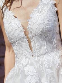 Elegantes vestidos de novia con escote profundo en V y encaje, con cola, sin espalda, de tul para bodas al aire libre en jardín. Vestidos de boda con cierre de cremallera en la espalda, estilo de bola, para uso formal con cola.