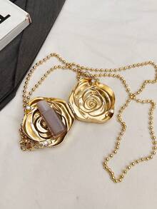 这款银色金属晚装包以3D玫瑰造型搭配珠链肩带，浪漫与奢华相得益彰。采用精湛的金属工艺打造，拥有栩栩如生的玫瑰轮廓——每一片花瓣纹理都经过精细打磨，在灯光下折射出璀璨光泽，宛如一朵永远绽放的“金属玫瑰”。 - 彩色 - 查看 8