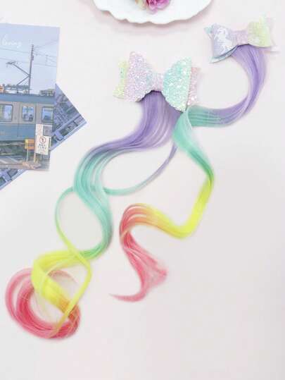 Pasadores de lazo grandes y pequeños en morado, verde, amarillo y rosa con cabello rizado. Lazo grande completamente cubierto de lentejuelas brillantes, lazo pequeño completamente cubierto de brillo fino
