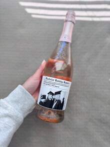 1/3/5张个性化报纸瓶贴礼品，适用于葡萄酒、香槟、迷你烈酒，适合生日、毕业、单身派对、拍照、30岁、21岁、退休等场合。个性化葡萄酒瓶贴，可定制文字和照片，优雅的黑白设计，独特的婚礼和伴娘邀请葡萄酒标签，订婚和周年纪念礼物，生日派对和节日庆典酒瓶装饰。 - 彩色 - 查看 5