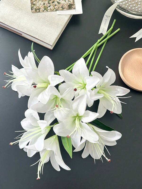 1/5 Stücke künstliche Lilien Stiele, einfache Polyester Kunstblumen, geeignet für Heimdekoration, Valentinstag, Abschlussfeier und andere Anlässe, auch geeignet für Neujahr, Halloween, Weihnachten, Hochzeitssträuße, Geburtstag, Muttertag und Heimdekoration (zufälliger Stil). 1 Stück/3 Stücke/5 Stücke künstliche Blumen, hergestellt aus weichem PVC Material, flexibler Form, einfach zu lagern, sehr geeignet für Heimdekoration.