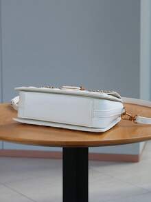 Geantă de mână de lux pentru femei, la modă și elegantă, 2025, nouă, cu design hardware rafinat, geantă cu lanț matlasat de înaltă calitate, geantă de umăr și crossbody versatilă, de mare capacitate, pentru serviciu